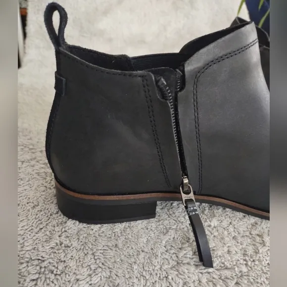 TOMS Reese Black Smooth Leather Ortholite Side Zip Ankle Boots Women's Size 10