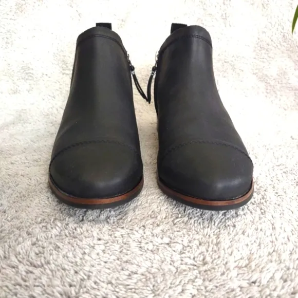 TOMS Reese Black Smooth Leather Ortholite Side Zip Ankle Boots Women's Size 10