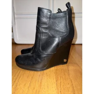 Tory Burch Ankle Boots Milan Wedge Black Women's Size 7M Gold Logo.