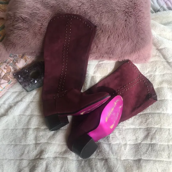 Twiggy London Suede Boots 💕