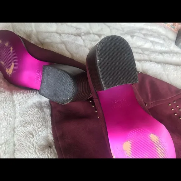 Twiggy London Suede Boots 💕