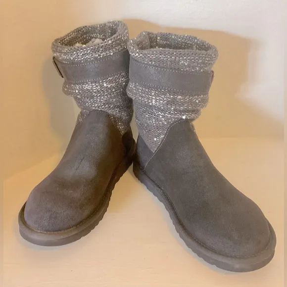 UGG AUSTRALIA Classic Cambridge Women's boots size 8. Gray Suede with glitter
