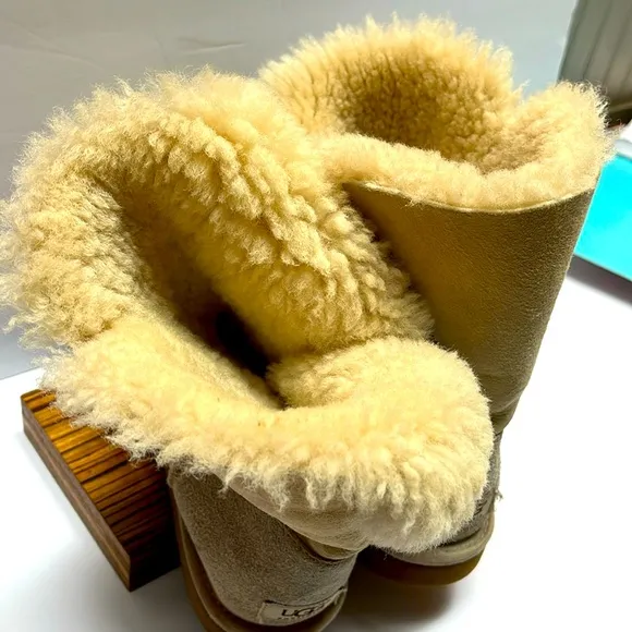UGG Bailey Button II Boots: S-11