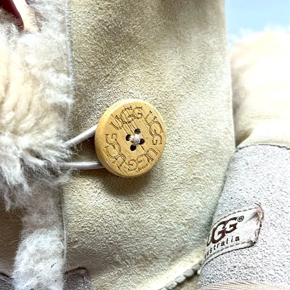 UGG Bailey Button II Boots: S-11