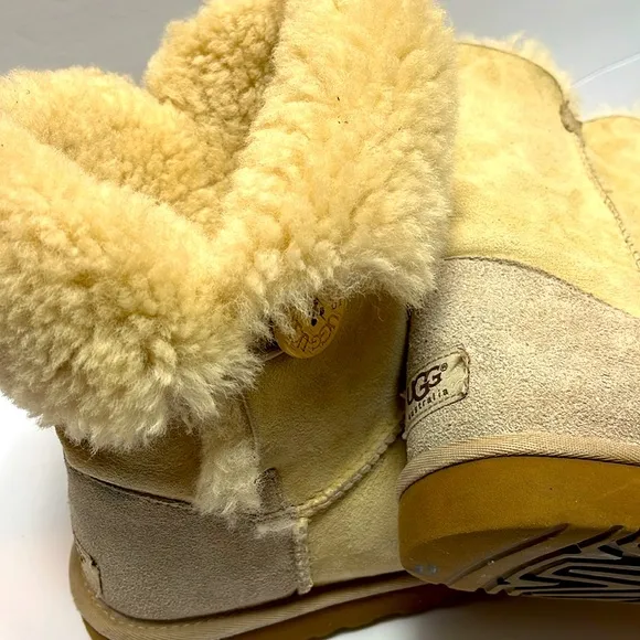 UGG Bailey Button II Boots: S-11