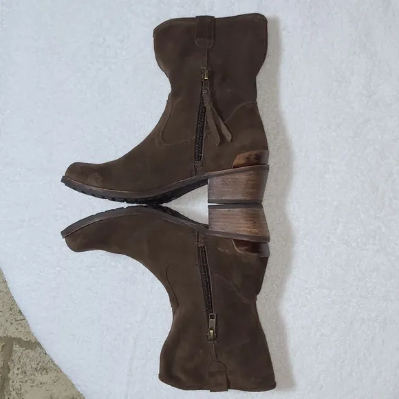 UGG Briar  Suede Zip Up Ankle Boots Size 6 Women's