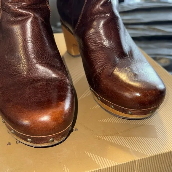 UGG Brown Leather Women's Boots