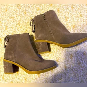 Ugg CORINNE Women's Brown Taupe Suede Side Zip Ankle BOOTIES Size 6.5 NWOT