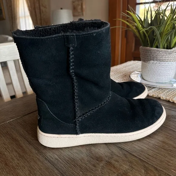 UGG Mika Faux Shearling Cuff Suede Boots Ankle Booties Black Logo Size 8