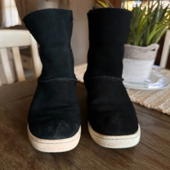 UGG Mika Faux Shearling Cuff Suede Boots Ankle Booties Black Logo Size 8