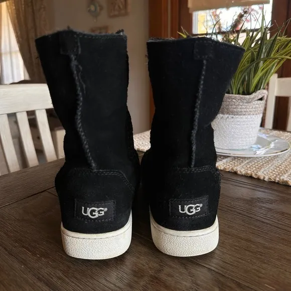 UGG Mika Faux Shearling Cuff Suede Boots Ankle Booties Black Logo Size 8