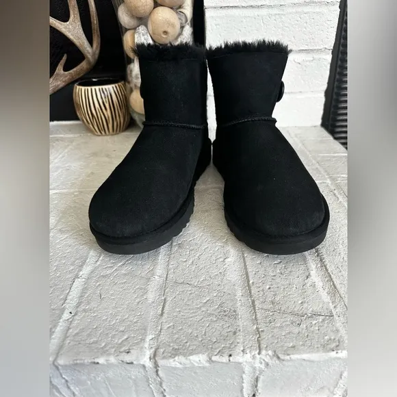 Ugg Mini Bailey Button II Black Women's Boots Suede Sheepskin Sz 8
