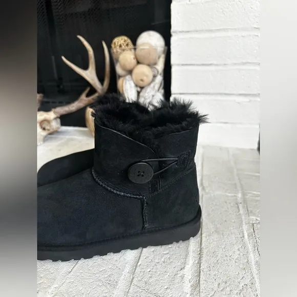 Ugg Mini Bailey Button II Black Women's Boots Suede Sheepskin Sz 8