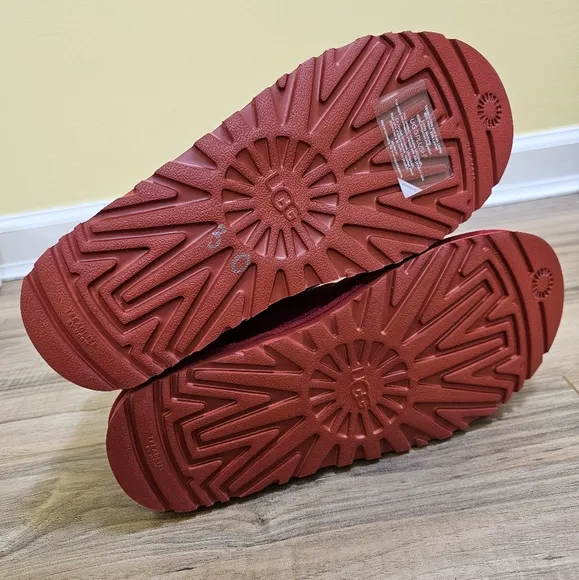UGG Neumel boots, samba red, US 10