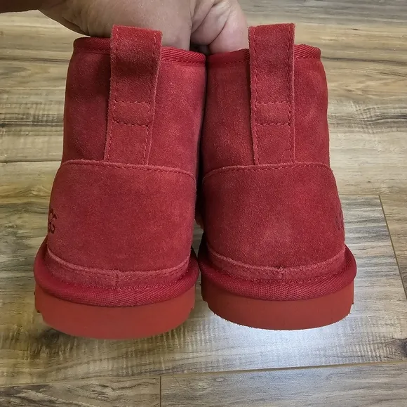 UGG Neumel boots, samba red, US 11