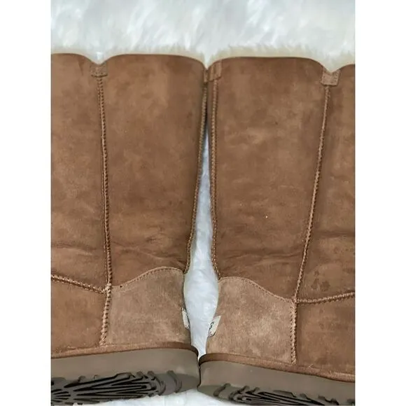 Ugg Bailey button triplet ll Boot size 8 suede