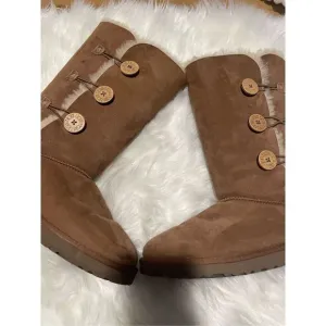 Ugg Bailey button triplet ll Boot size 8 suede