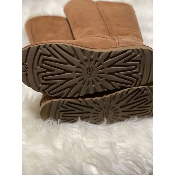 Ugg Bailey button triplet ll Boot size 8 suede