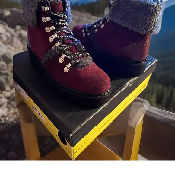 Very Volatile Boots Womens Ankle Bootie Burgundy Leather Faux Fur Lace Up 6.5