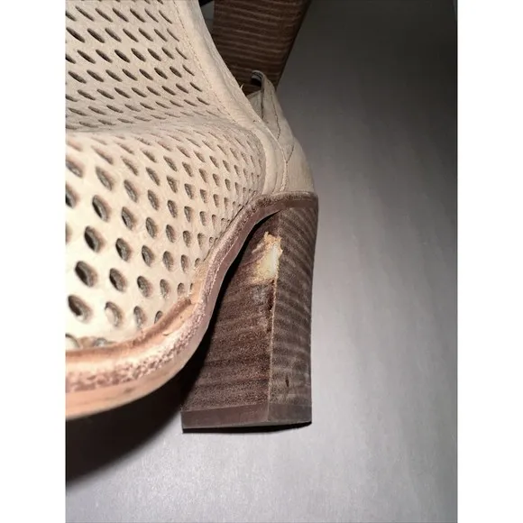 Vince Camuto Womens Kensa Peep Toe Perforated Ankle Bootie Tan Leather size 8.5