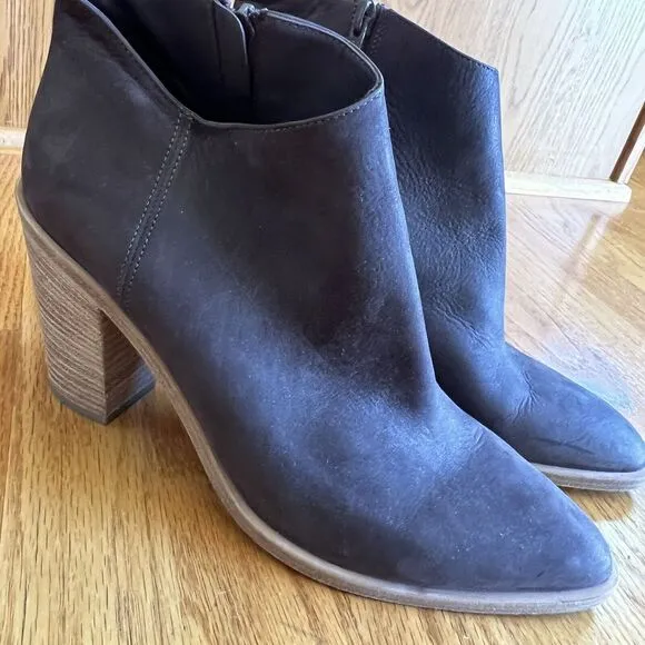 Vince Easton nubuck leather ankle boots Size 9M Brown Stacked Heel‎ Date Night