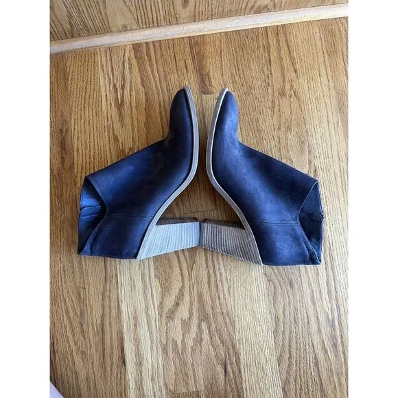 Vince Easton nubuck leather ankle boots Size 9M Brown Stacked Heel‎ Date Night