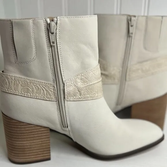 Vionic Carnelia Boots in Cream Color Size 9.5