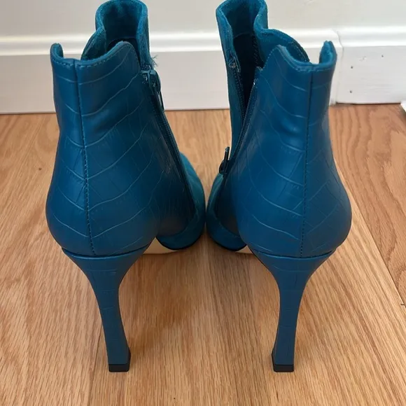 White House Black Market Women’s 8.5 M teal suede leather ankle boots.