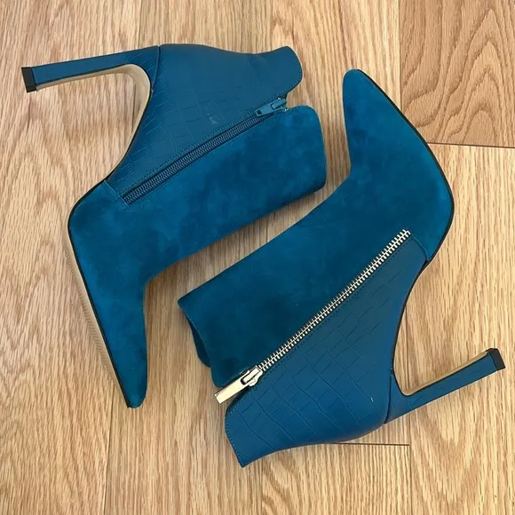 White House Black Market Women’s 8.5 M teal suede leather ankle boots.