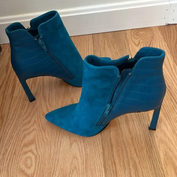 White House Black Market Women’s 8.5 M teal suede leather ankle boots.