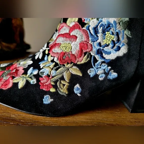 White House Black Market Women's Ankle Boots Suede Leather Embroidered US 7.5