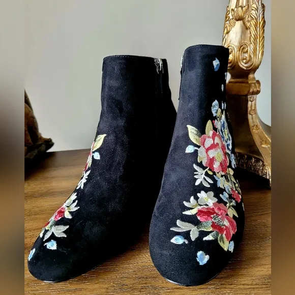 White House Black Market Women's Ankle Boots Suede Leather Embroidered US 7.5