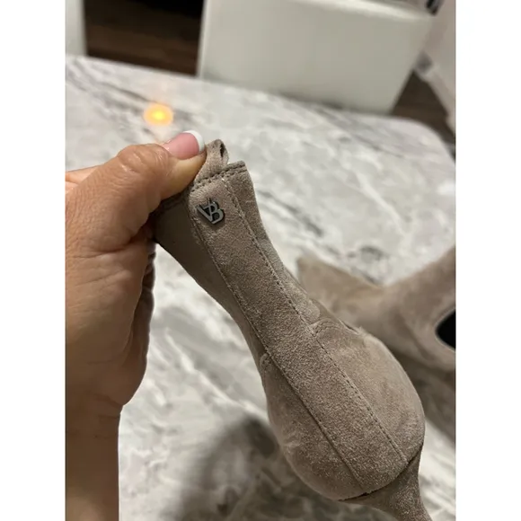Women's Veronica Beard Leeland Pointed Toe Chelsea Boots in Taupe Size 7M