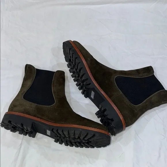 Women’s Vince Hunter Green Suede Chelsea Boots size 9