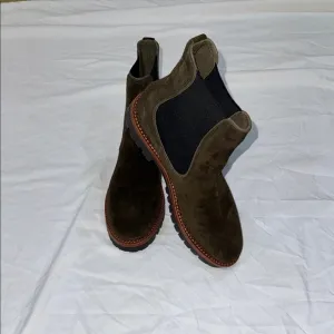 Women’s Vince Hunter Green Suede Chelsea Boots size 9
