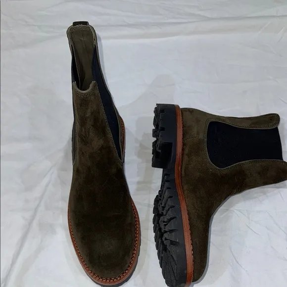 Women’s Vince Hunter Green Suede Chelsea Boots size 9