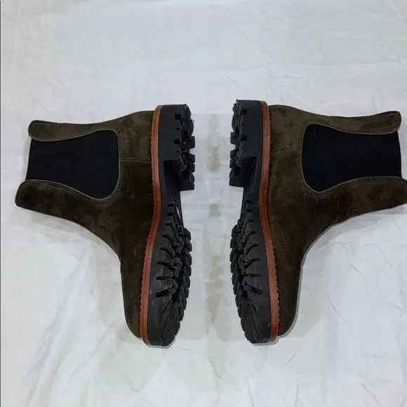 Women’s Vince Hunter Green Suede Chelsea Boots size 9