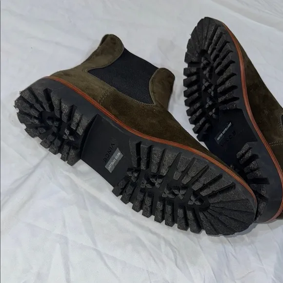 Women’s Vince Hunter Green Suede Chelsea Boots size 9