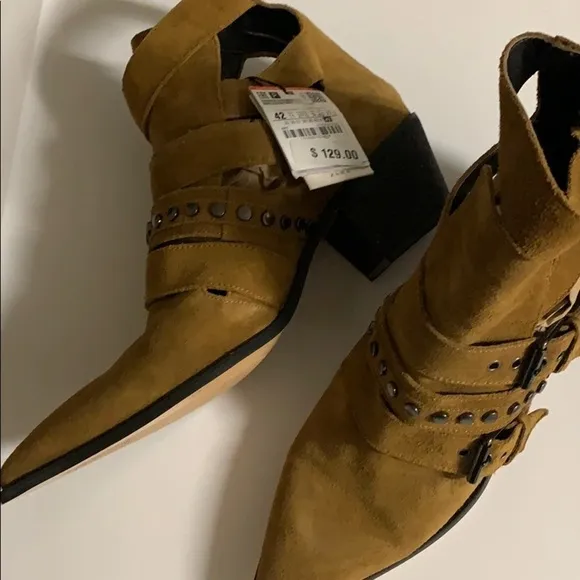 ZARA BELTED LEATHER HEELED ANKLE BOOTS