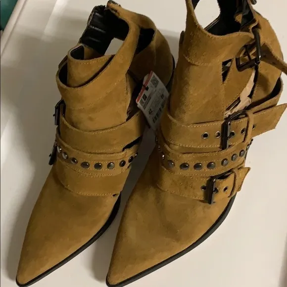 ZARA BELTED LEATHER HEELED ANKLE BOOTS